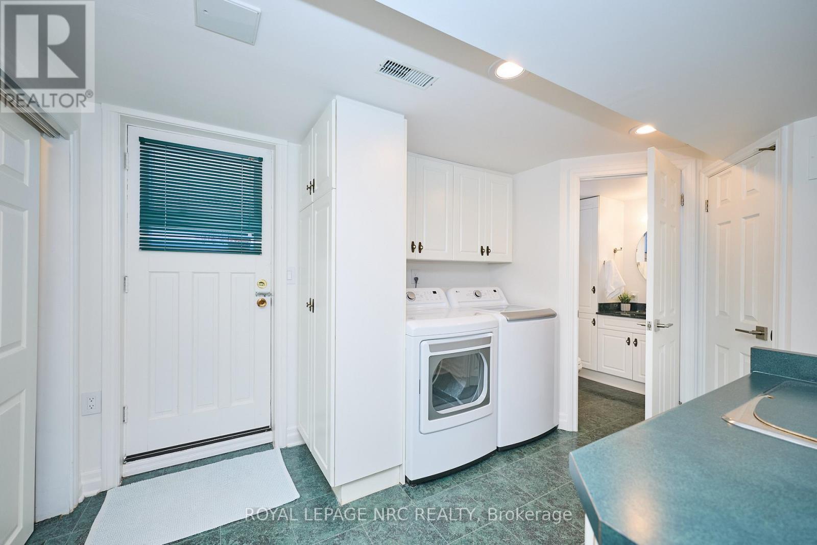 8143 Sarah Street, Niagara Falls (Chippawa), ON - Indoor Photo Showing Laundry Room