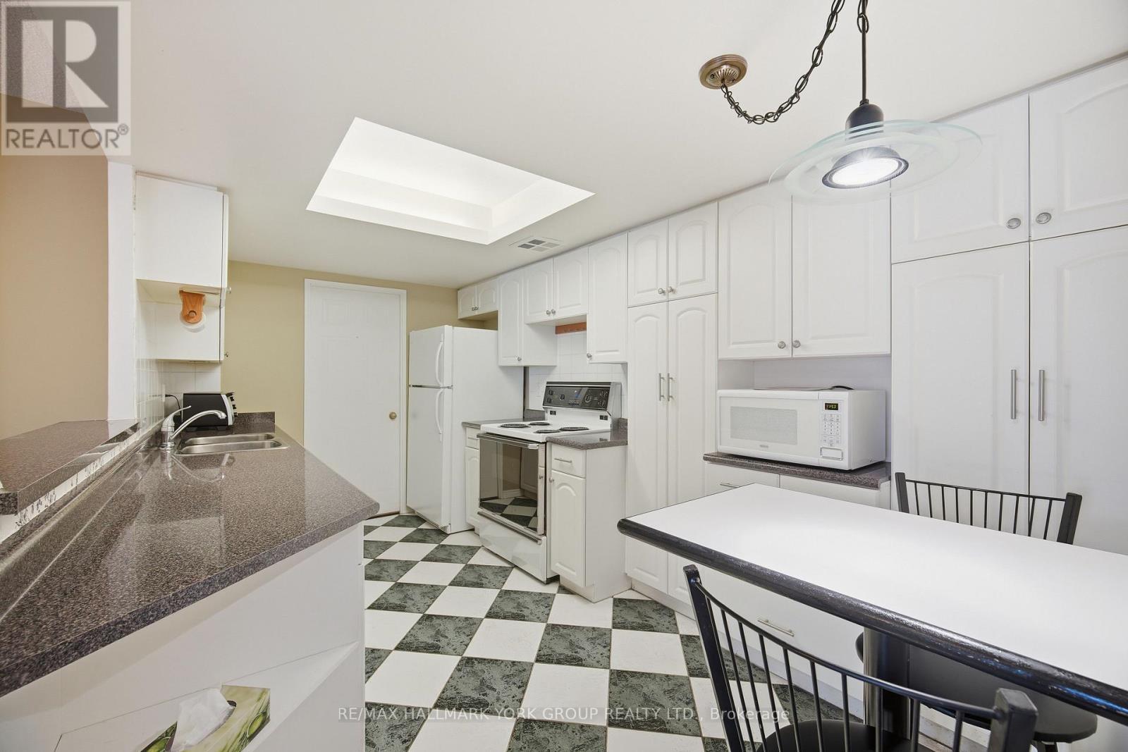 406 - 100 Observatory Lane, Richmond Hill, ON - Indoor Photo Showing Kitchen