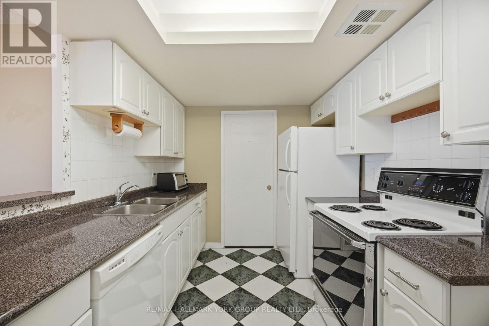 406 - 100 Observatory Lane, Richmond Hill, ON - Indoor Photo Showing Kitchen With Double Sink