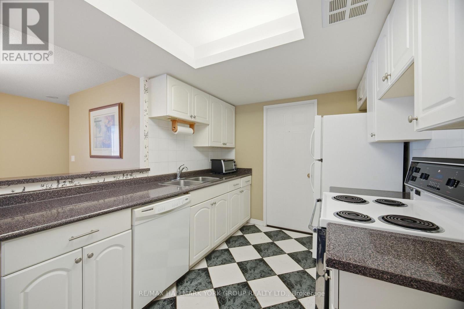 406 - 100 Observatory Lane, Richmond Hill, ON - Indoor Photo Showing Kitchen With Double Sink