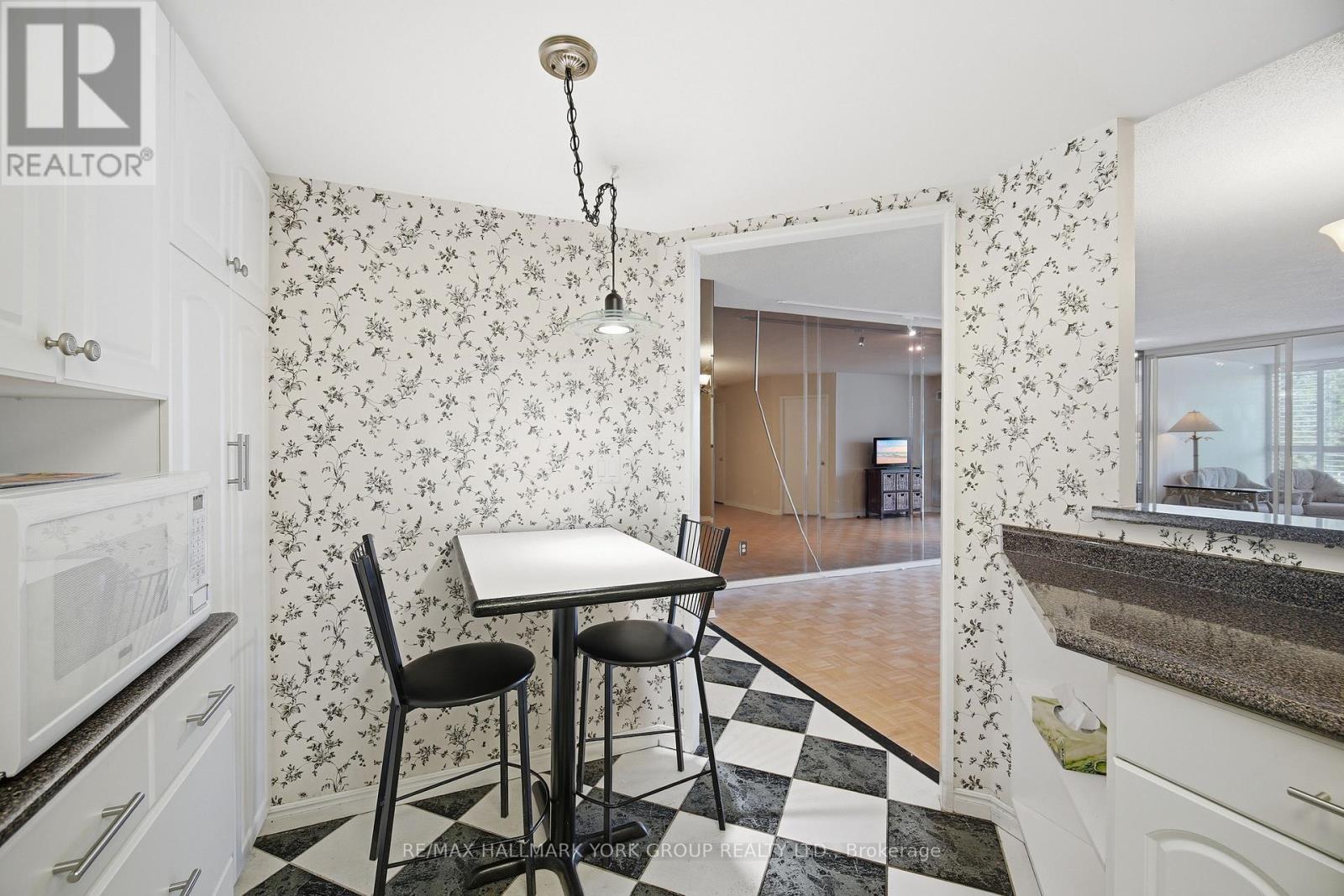 406 - 100 Observatory Lane, Richmond Hill, ON - Indoor