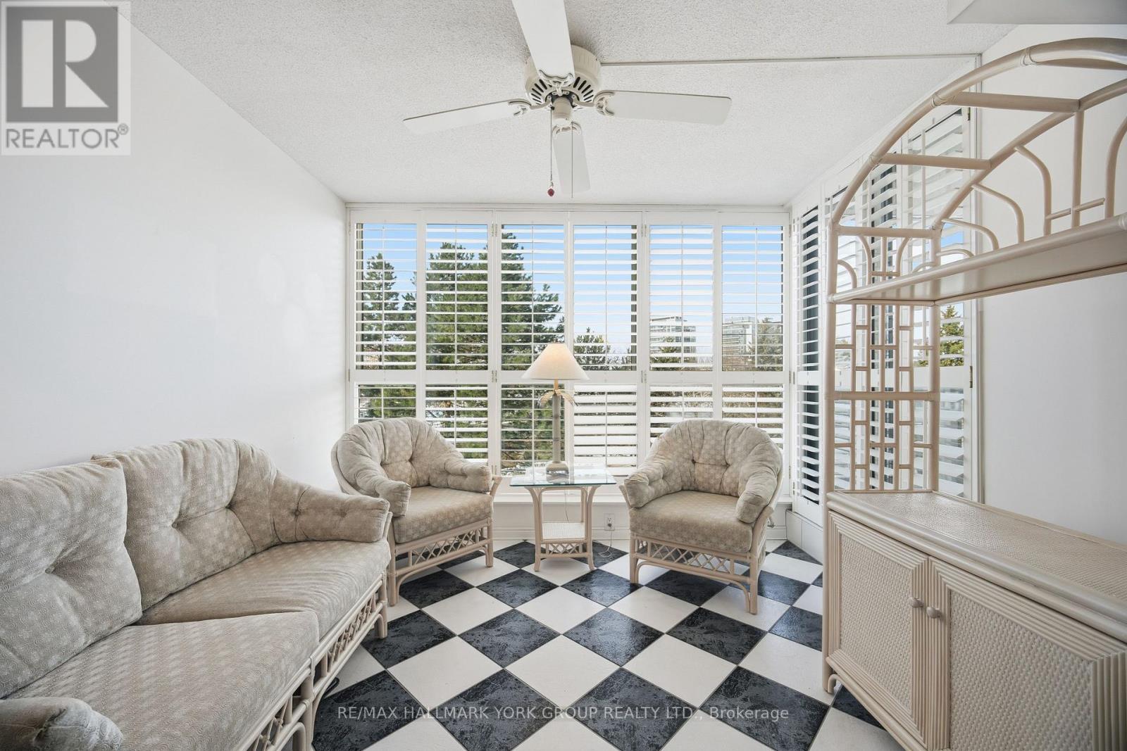406 - 100 Observatory Lane, Richmond Hill, ON - Indoor Photo Showing Living Room