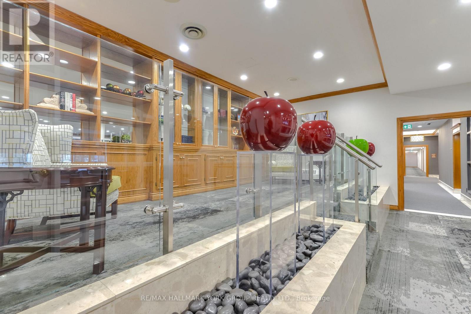 406 - 100 Observatory Lane, Richmond Hill, ON - Indoor