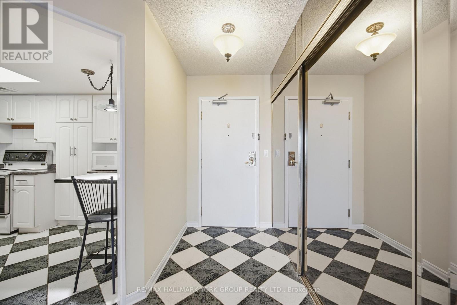 406 - 100 Observatory Lane, Richmond Hill, ON - Indoor