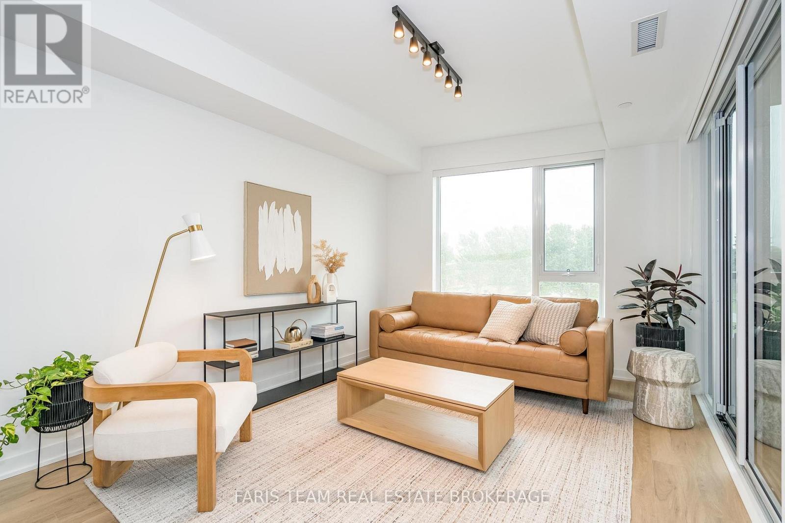209 - 31 Huron Street, Collingwood, ON - Indoor Photo Showing Living Room