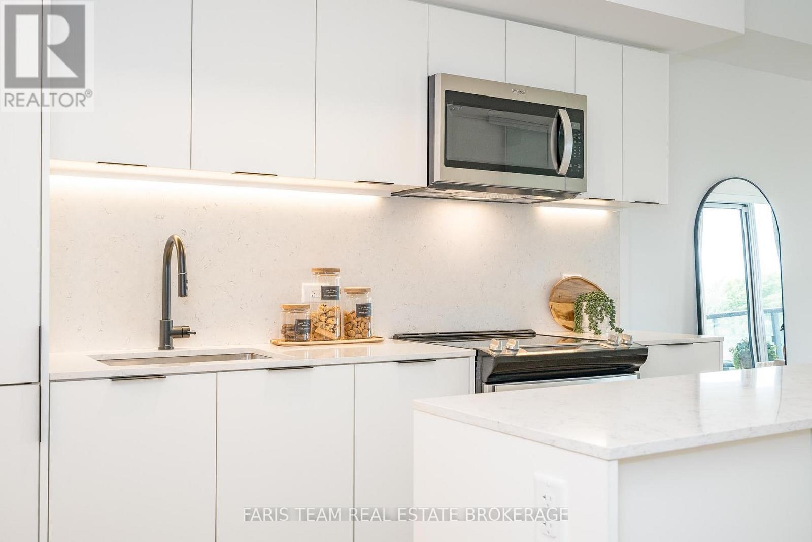 209 - 31 Huron Street, Collingwood, ON - Indoor Photo Showing Kitchen With Upgraded Kitchen