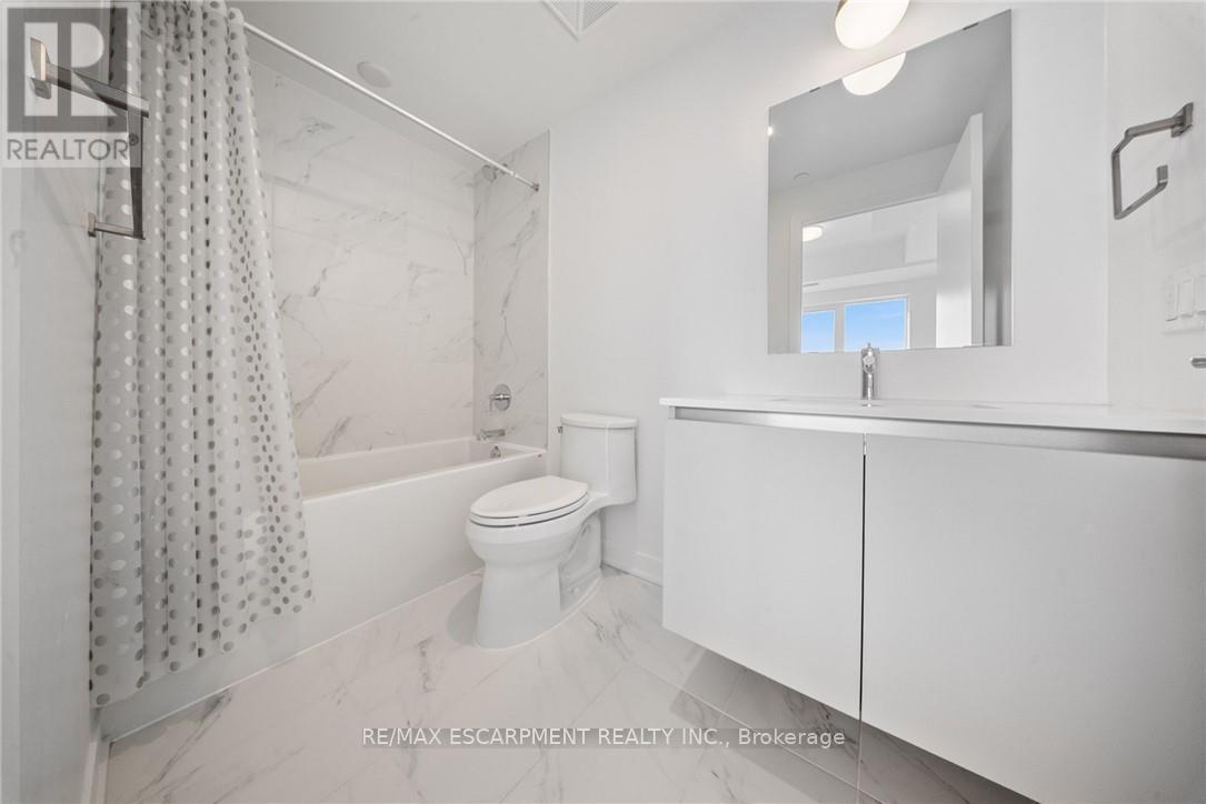 414 - 395 Dundas Street W, Oakville, ON - Indoor Photo Showing Bathroom
