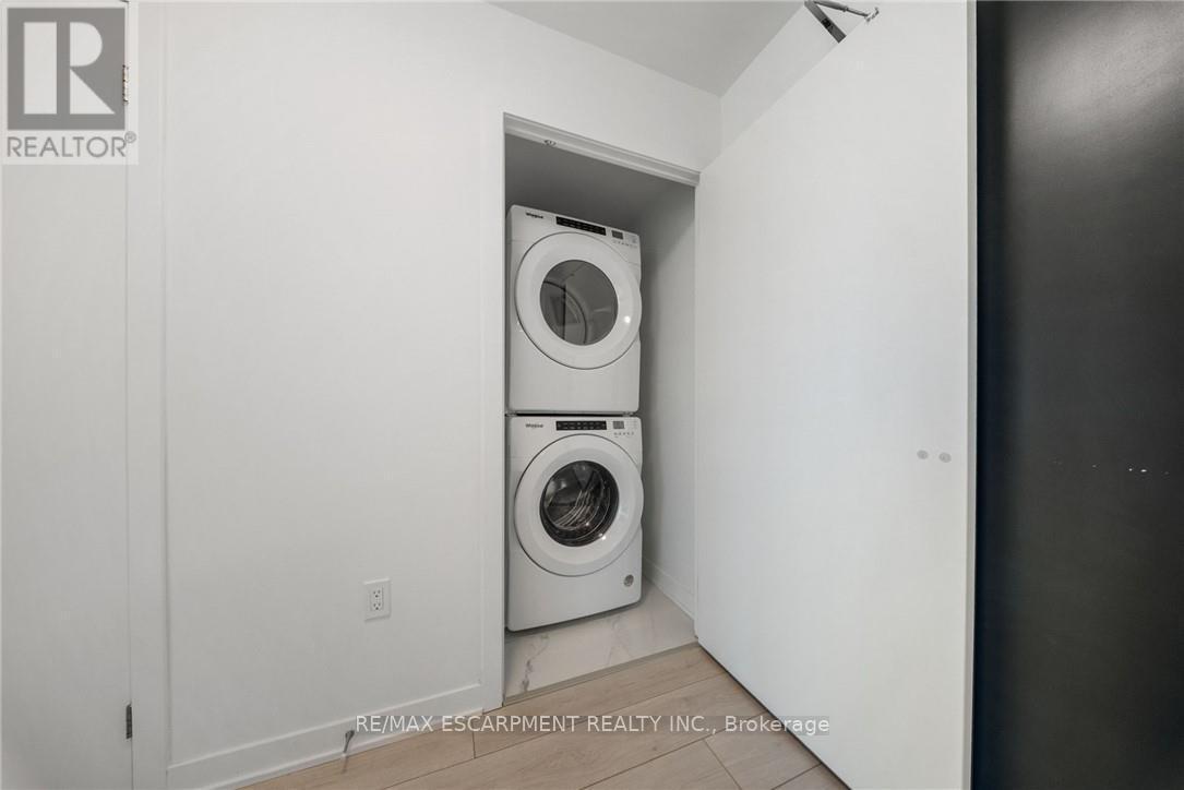 414 - 395 Dundas Street W, Oakville, ON - Indoor Photo Showing Laundry Room