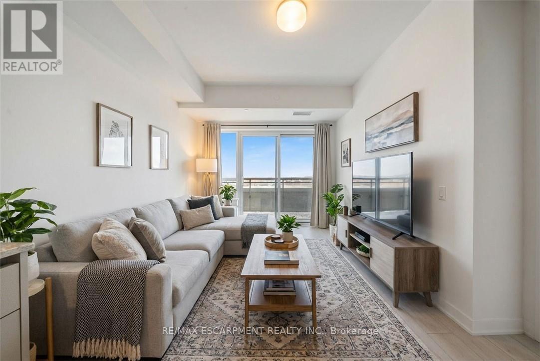 414 - 395 Dundas Street W, Oakville, ON - Indoor Photo Showing Living Room