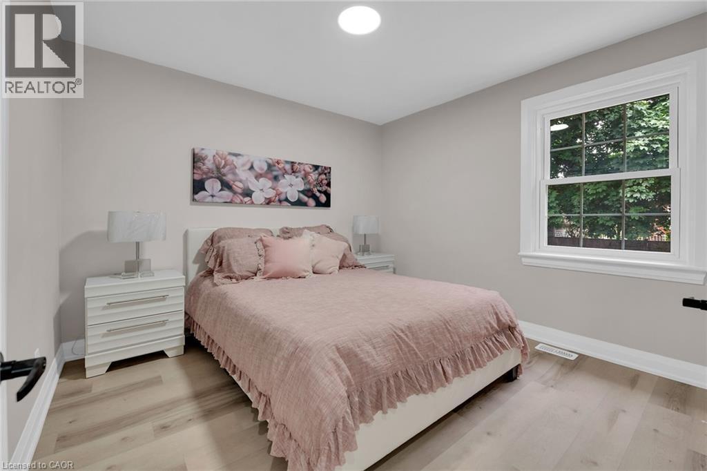 Bedroom with light wood-style flooring and baseboards - 174 East 34Th Street, Hamilton, ON - Indoor Photo Showing Bedroom