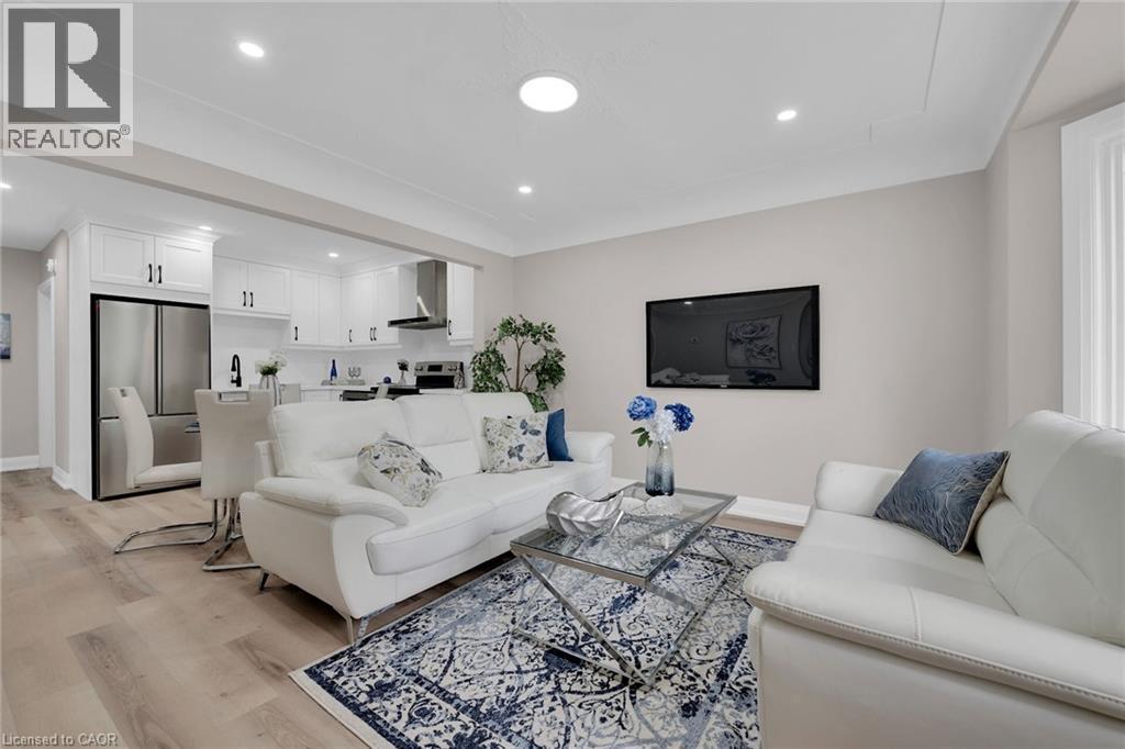 174 East 34Th Street, Hamilton, ON - Indoor Photo Showing Living Room