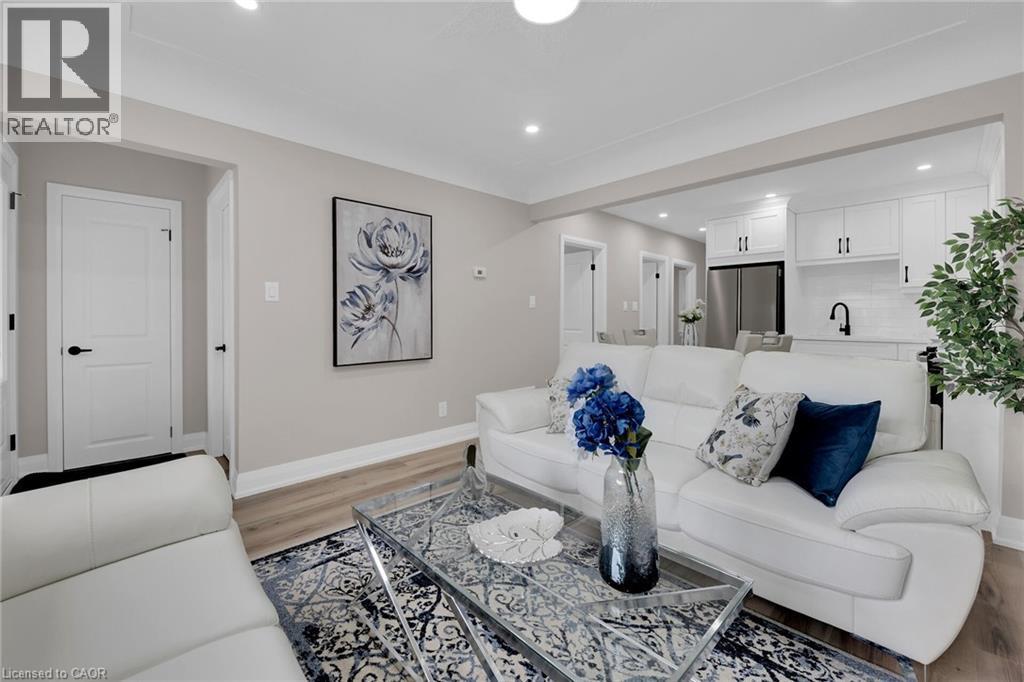 174 East 34Th Street, Hamilton, ON - Indoor Photo Showing Living Room
