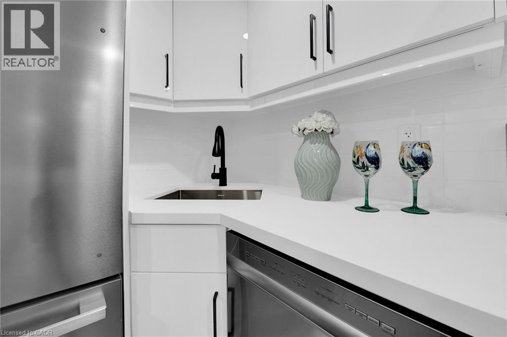 174 East 34Th Street, Hamilton, ON - Indoor Photo Showing Kitchen