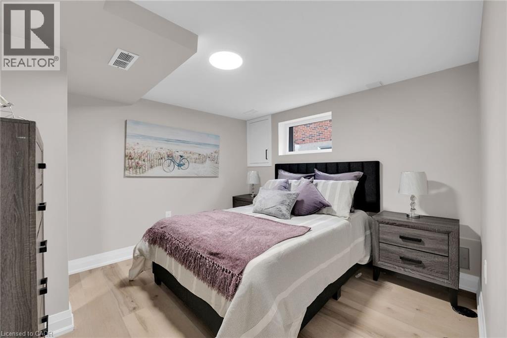 174 East 34Th Street, Hamilton, ON - Indoor Photo Showing Bedroom