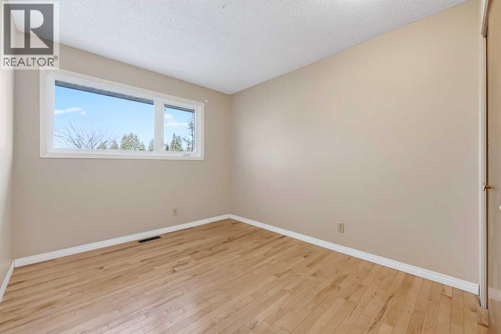 Bedroom 2 - 5315 Valiant Drive Nw, Calgary, AB - Indoor Photo Showing Other Room