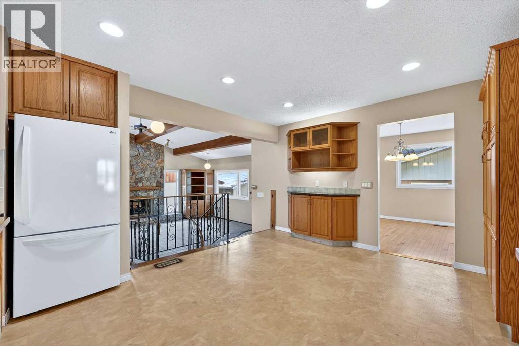 5315 Valiant Drive Nw, Calgary, AB - Indoor Photo Showing Kitchen