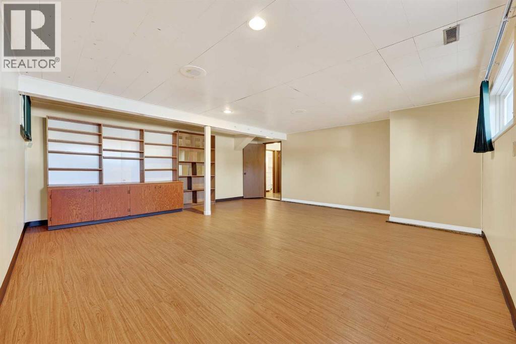 5315 Valiant Drive Nw, Calgary, AB - Indoor Photo Showing Other Room