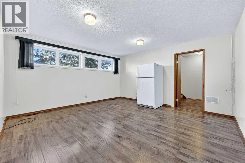 5315 Valiant Drive Nw, Calgary, AB - Indoor Photo Showing Other Room