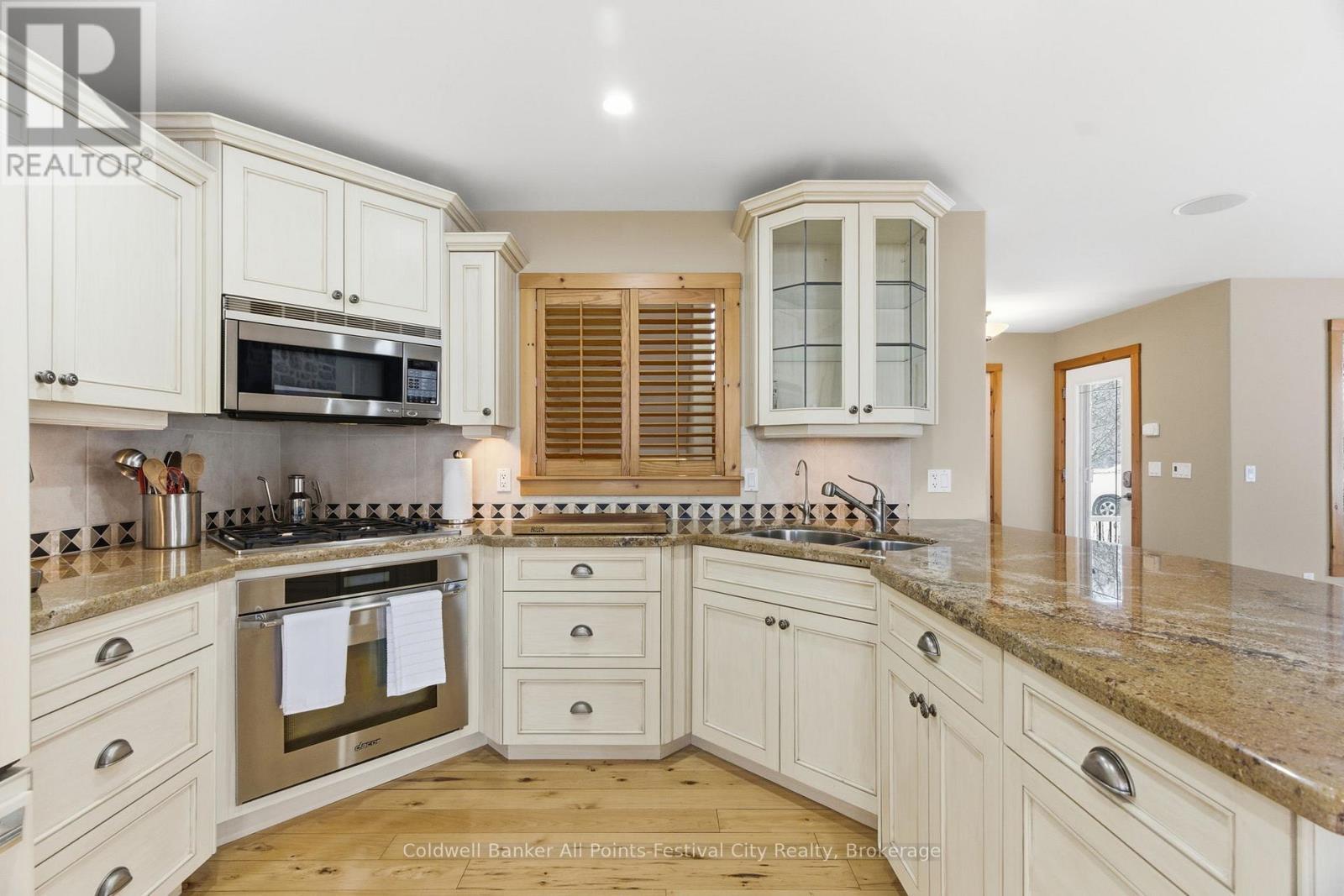35 Jane Street, Bluewater (Bayfield), ON - Indoor Photo Showing Kitchen With Double Sink With Upgraded Kitchen