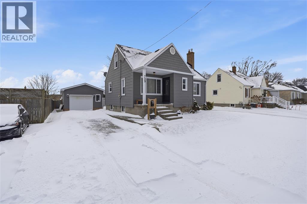 729 Oakdale Avenue, Sarnia, ON - Outdoor With Facade