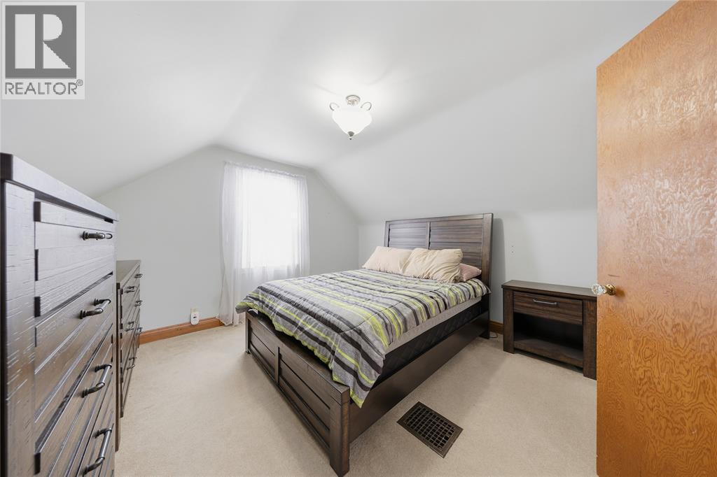 729 Oakdale Avenue, Sarnia, ON - Indoor Photo Showing Bedroom