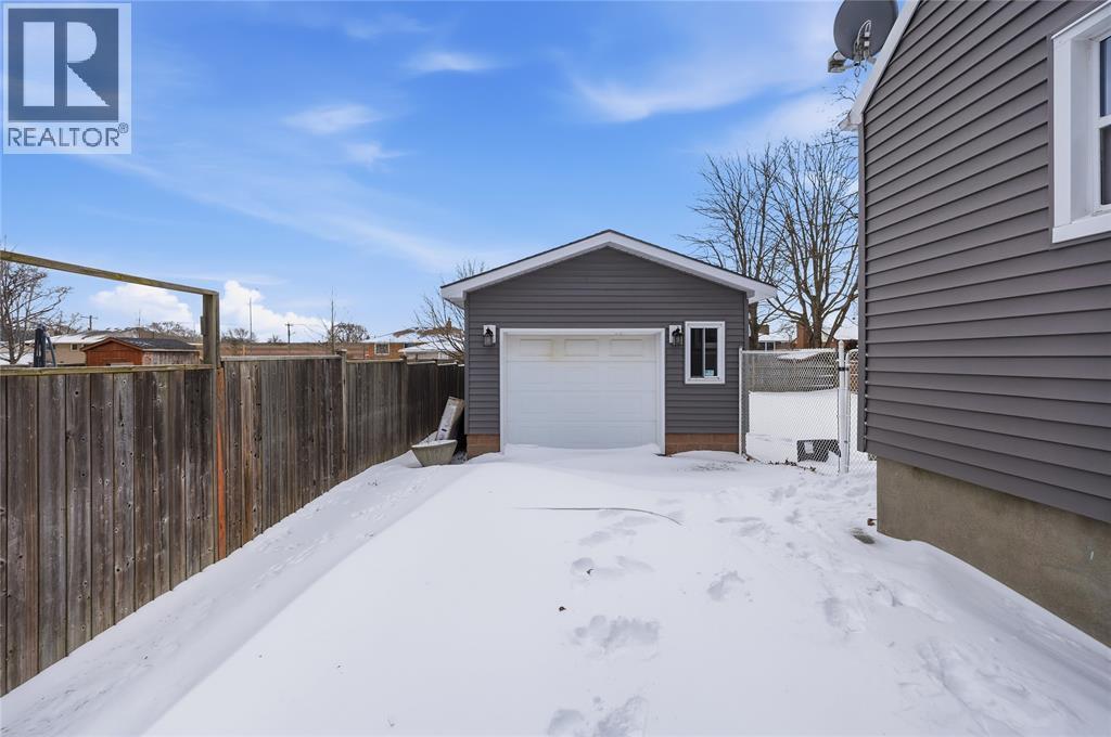 729 Oakdale Avenue, Sarnia, ON - Outdoor With Exterior