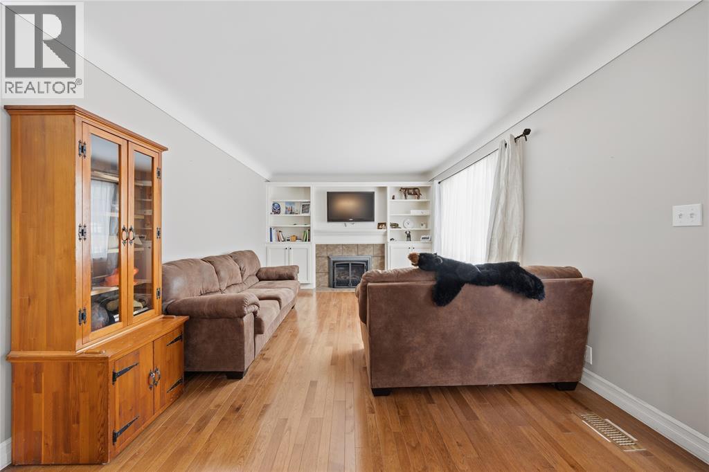729 Oakdale Avenue, Sarnia, ON - Indoor Photo Showing Living Room With Fireplace