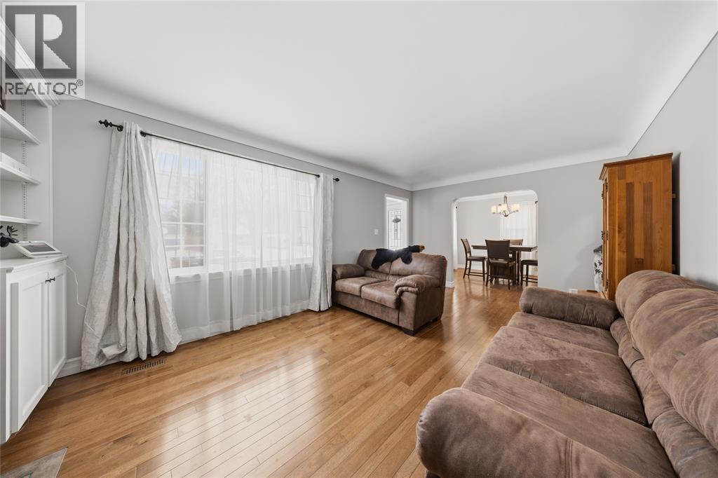 729 Oakdale Avenue, Sarnia, ON - Indoor Photo Showing Living Room