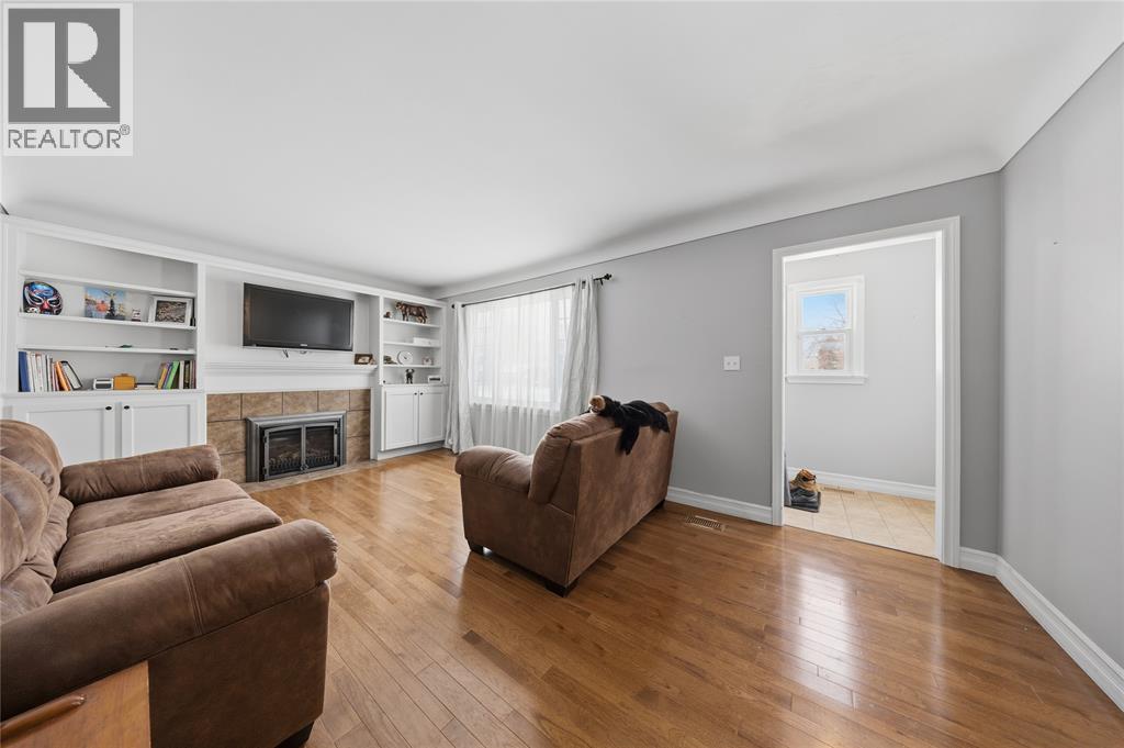 729 Oakdale Avenue, Sarnia, ON - Indoor Photo Showing Living Room With Fireplace