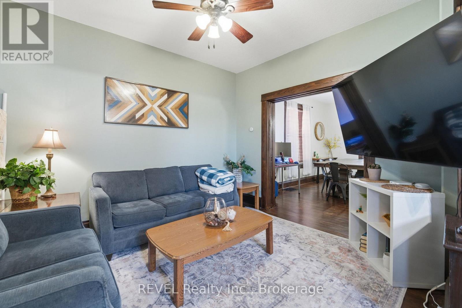 348 Hellems Avenue, Welland (Welland Downtown), ON - Indoor Photo Showing Living Room