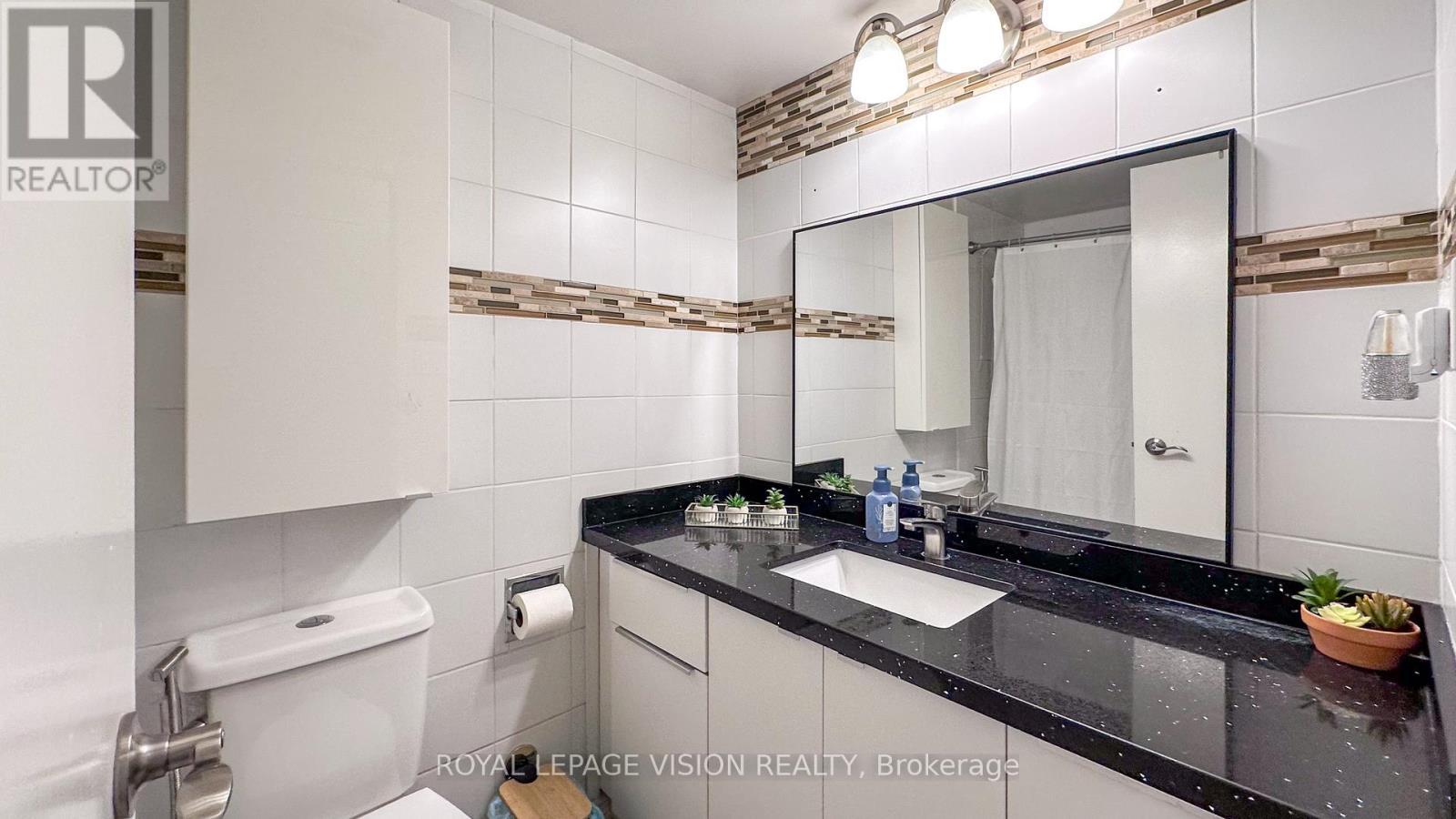 1501 - 75 Graydon Hall Drive, Toronto, ON - Indoor Photo Showing Bathroom