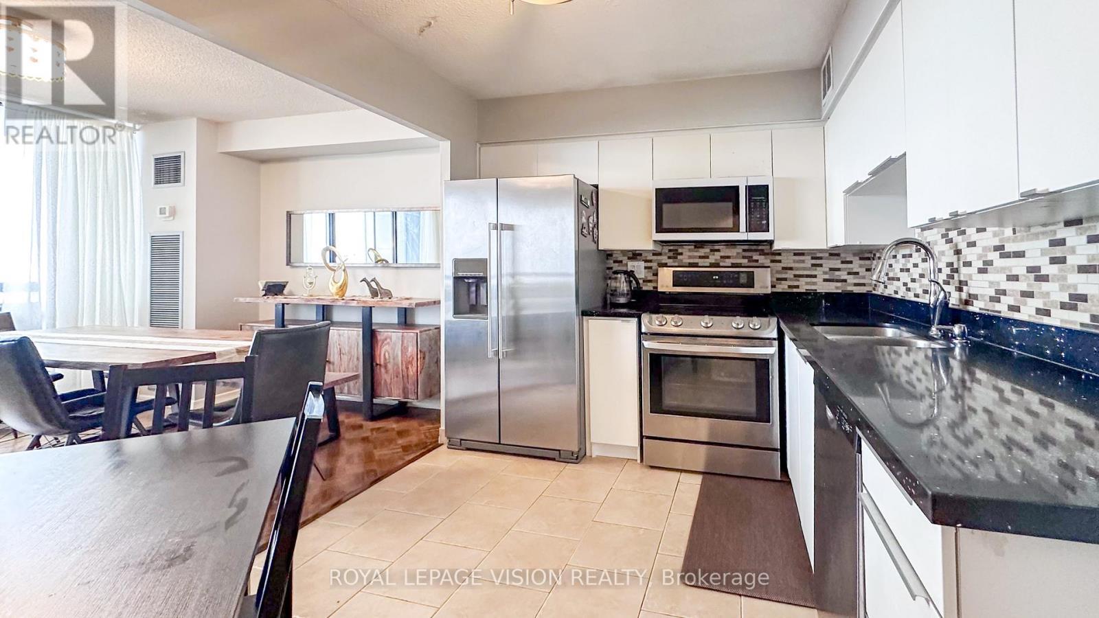 1501 - 75 Graydon Hall Drive, Toronto, ON - Indoor Photo Showing Kitchen With Double Sink