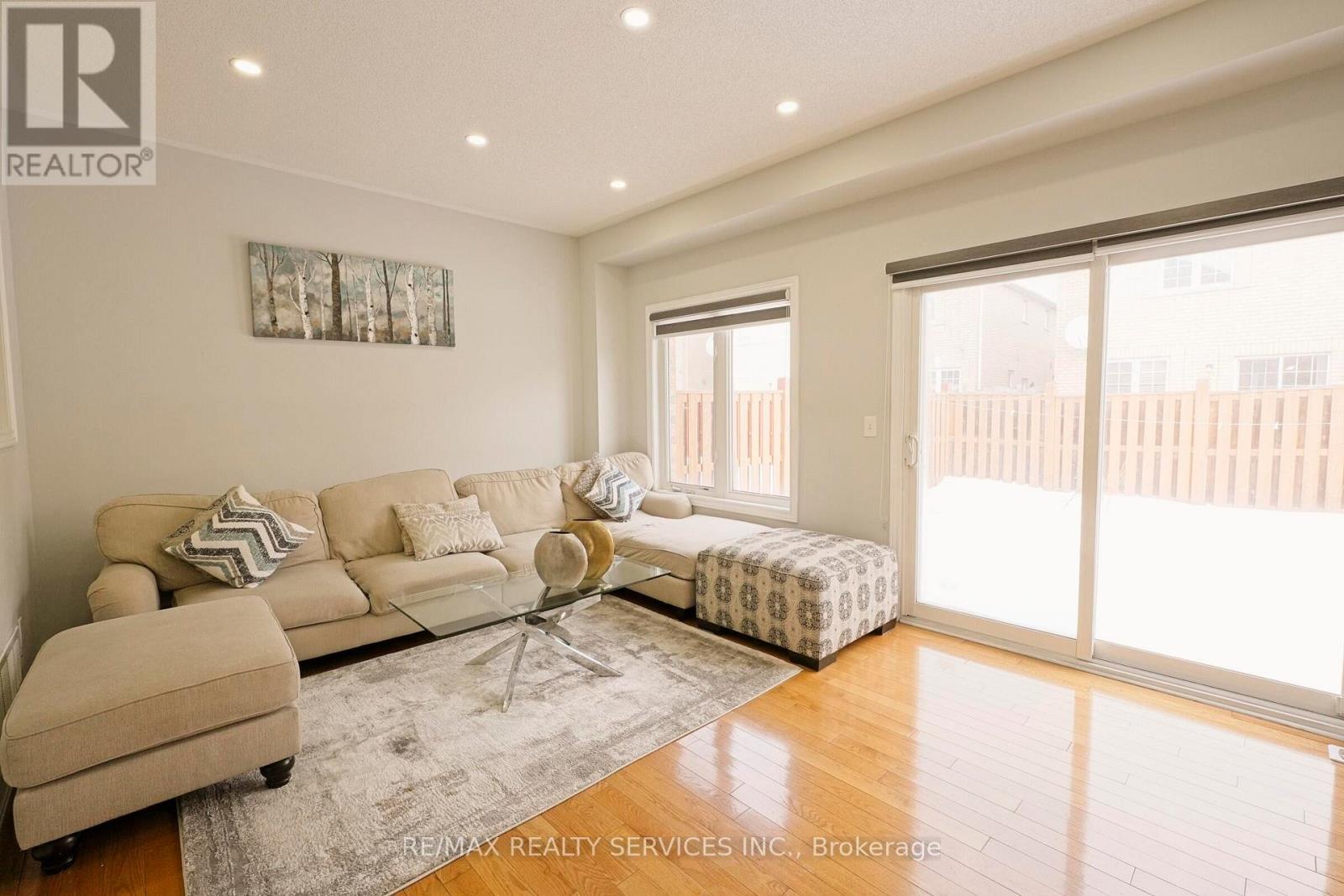 49 Crystalview Crescent, Brampton, ON - Indoor Photo Showing Living Room