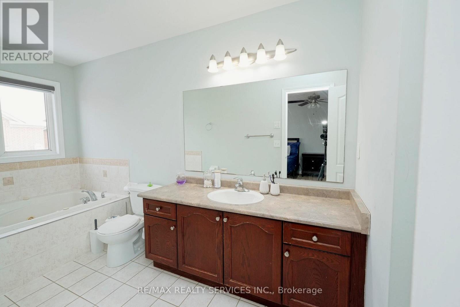 49 Crystalview Crescent, Brampton, ON - Indoor Photo Showing Bathroom