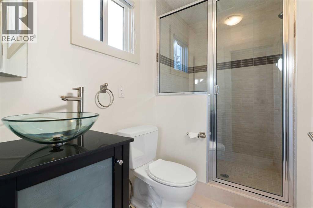 4711 Norquay Drive Nw, Calgary, AB - Indoor Photo Showing Bathroom