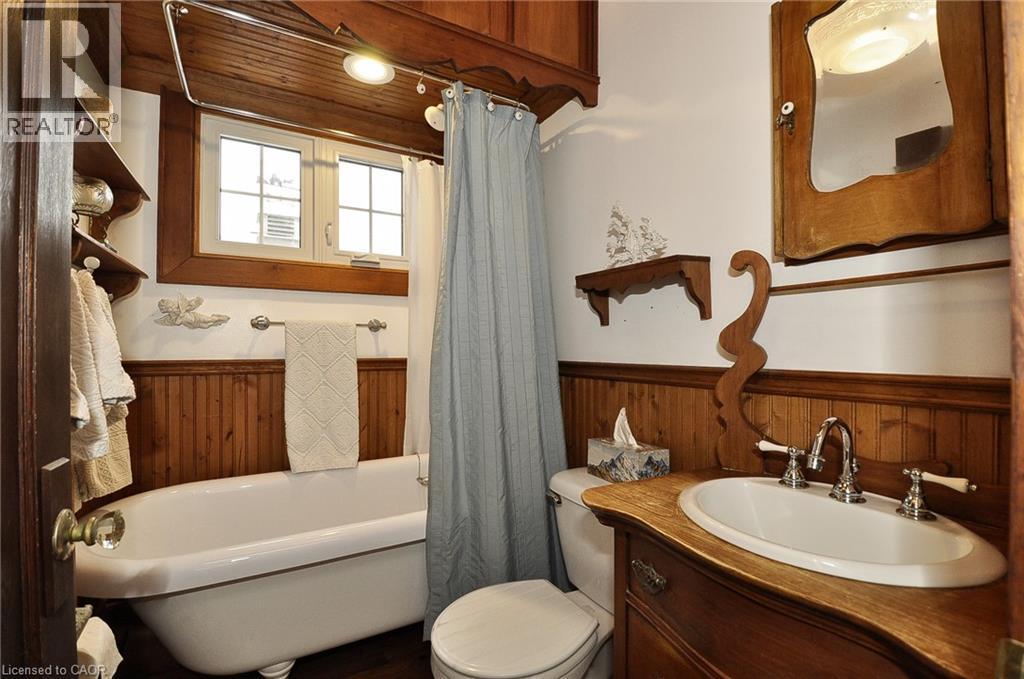 628 Garden Street, Cambridge, ON - Indoor Photo Showing Bathroom