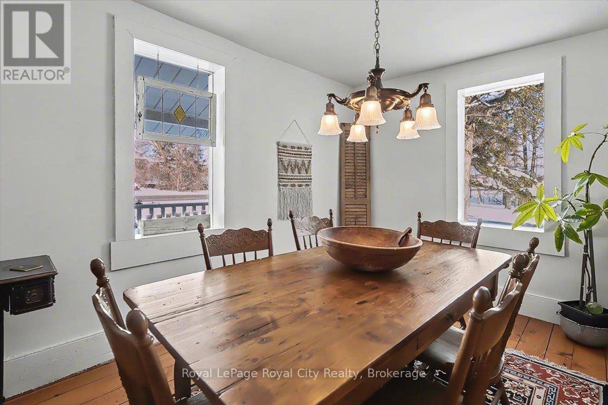 687 New Dundee Road, Kitchener, ON - Indoor Photo Showing Dining Room