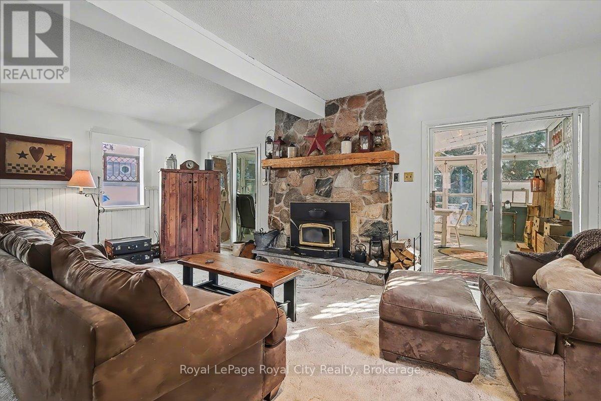 687 New Dundee Road, Kitchener, ON - Indoor Photo Showing Living Room With Fireplace