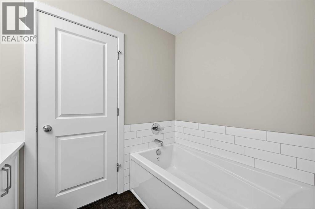 77 Belvedere Drive Se, Calgary, AB - Indoor Photo Showing Bathroom