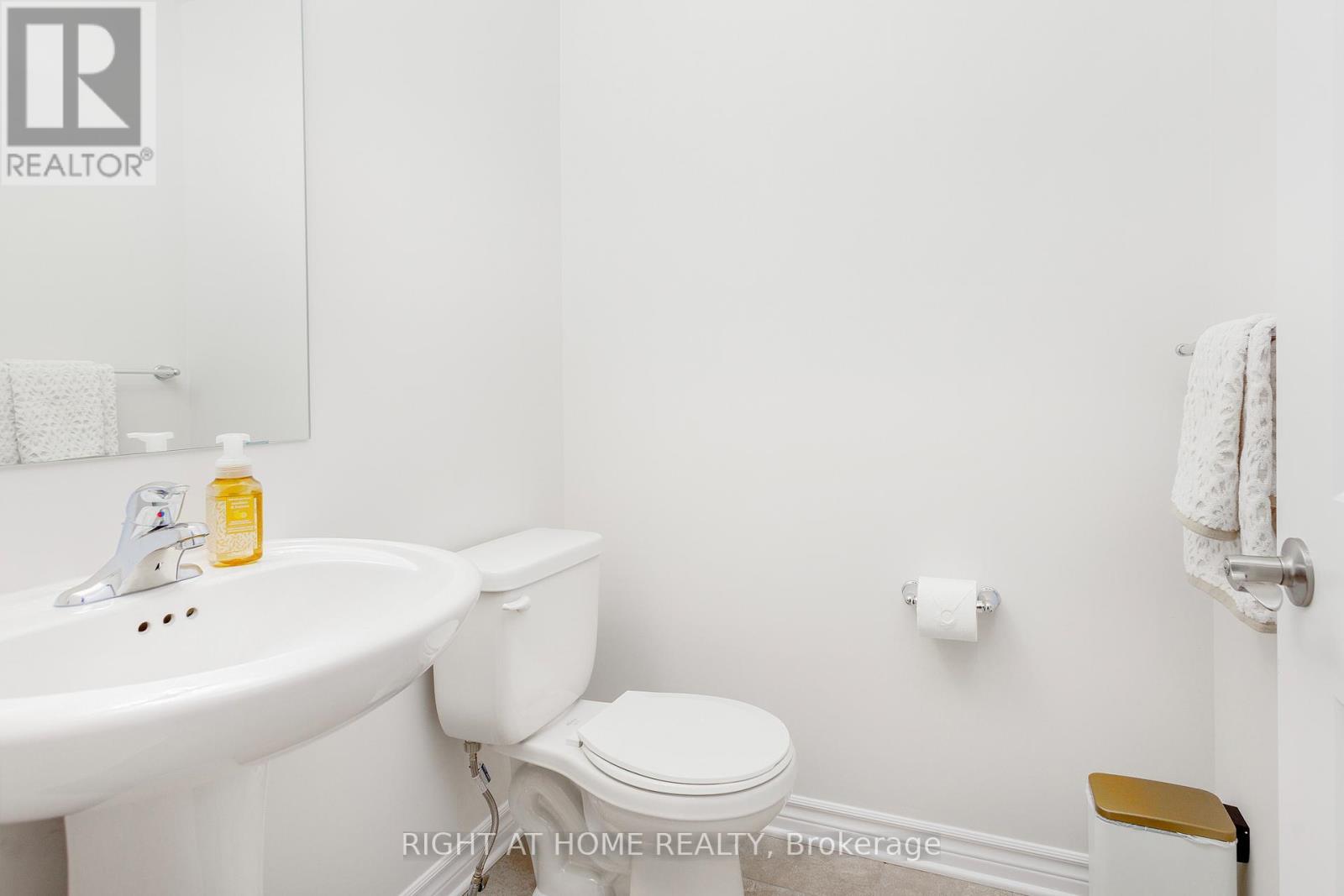 65 Esban Drive, Ottawa, ON - Indoor Photo Showing Bathroom