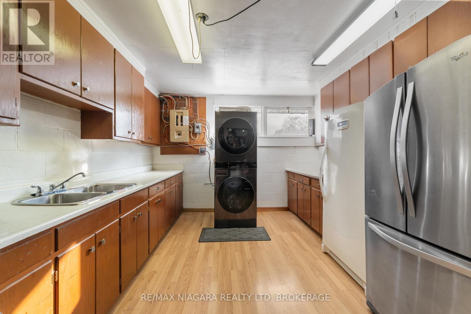 791 Darby Road, Welland (Cooks Mills), ON - Indoor Photo Showing Kitchen With Double Sink