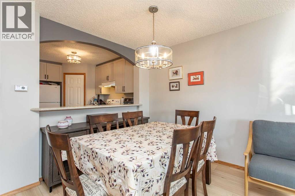 409 Jenkins Drive, Red Deer, AB - Indoor Photo Showing Dining Room