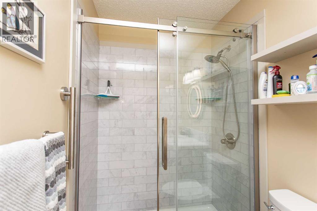 409 Jenkins Drive, Red Deer, AB - Indoor Photo Showing Bathroom