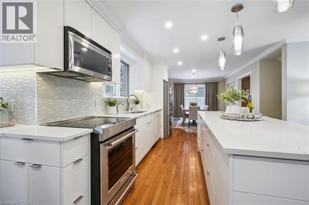 259 Old Post Road, Waterloo, ON - Indoor Photo Showing Kitchen With Upgraded Kitchen