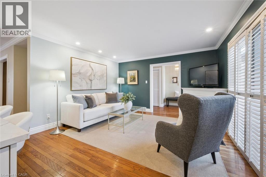 259 Old Post Road, Waterloo, ON - Indoor Photo Showing Living Room
