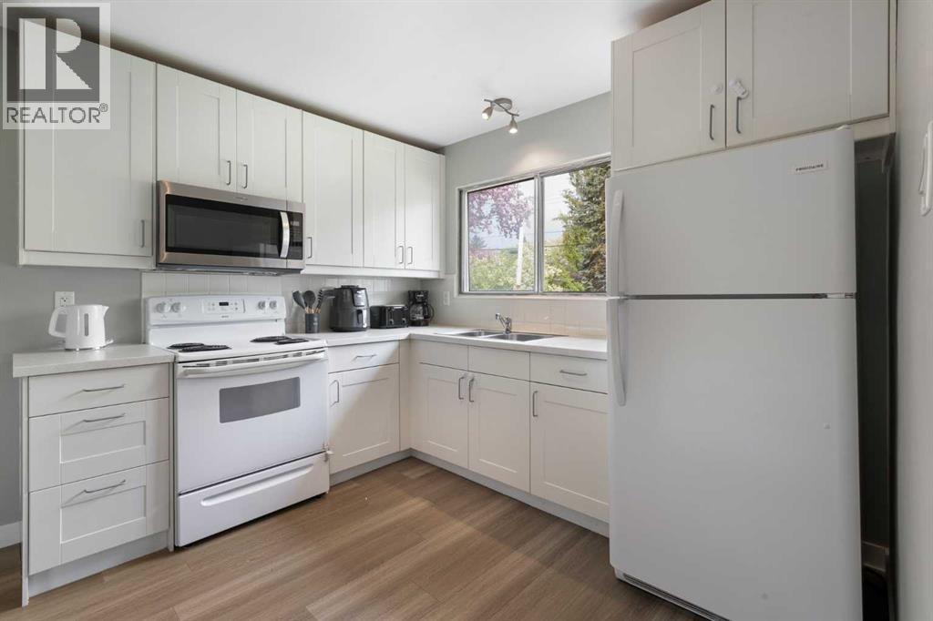 Kitchen - 173 Gordon Drive Sw, Calgary, AB - Indoor Photo Showing Kitchen With Double Sink