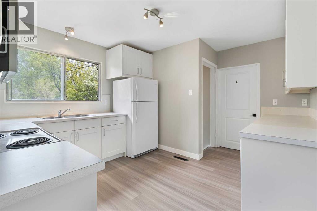Kitchen - 173 Gordon Drive Sw, Calgary, AB - Indoor Photo Showing Kitchen With Double Sink