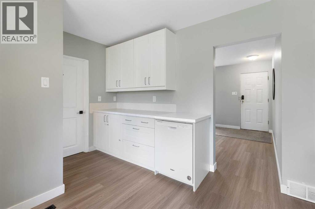 Kitchen - 173 Gordon Drive Sw, Calgary, AB - Indoor Photo Showing Other Room