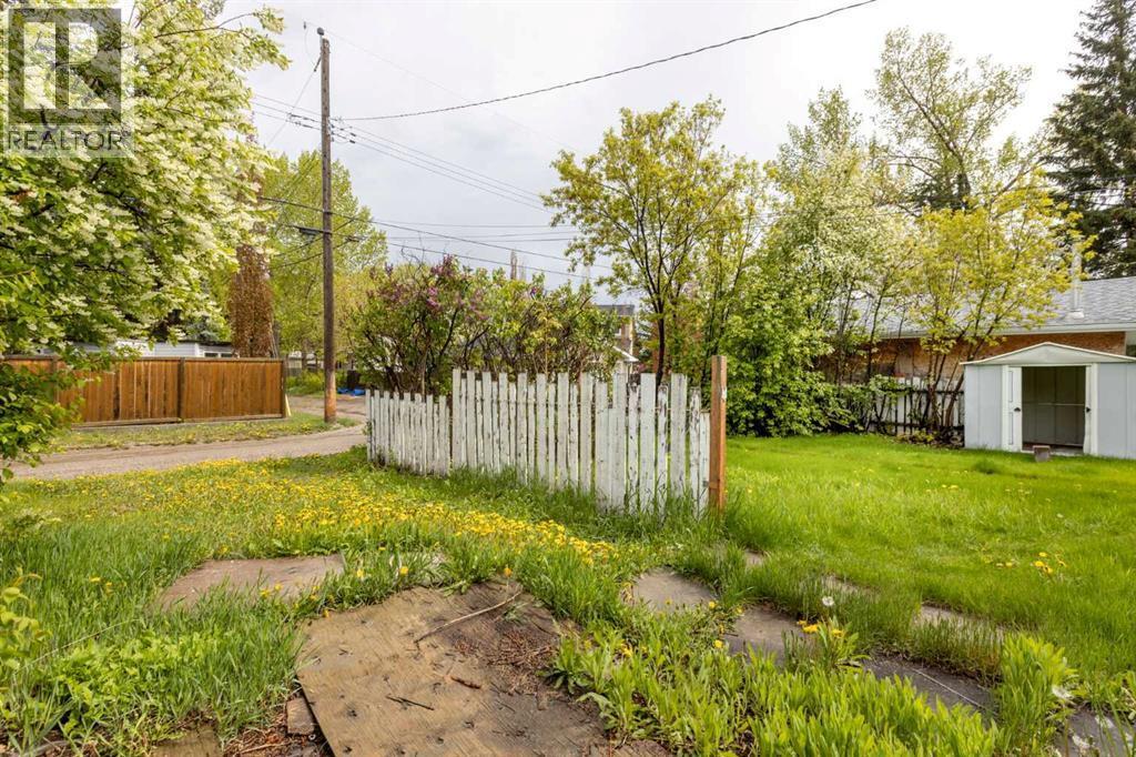 Backyard - 173 Gordon Drive Sw, Calgary, AB - Outdoor With Backyard