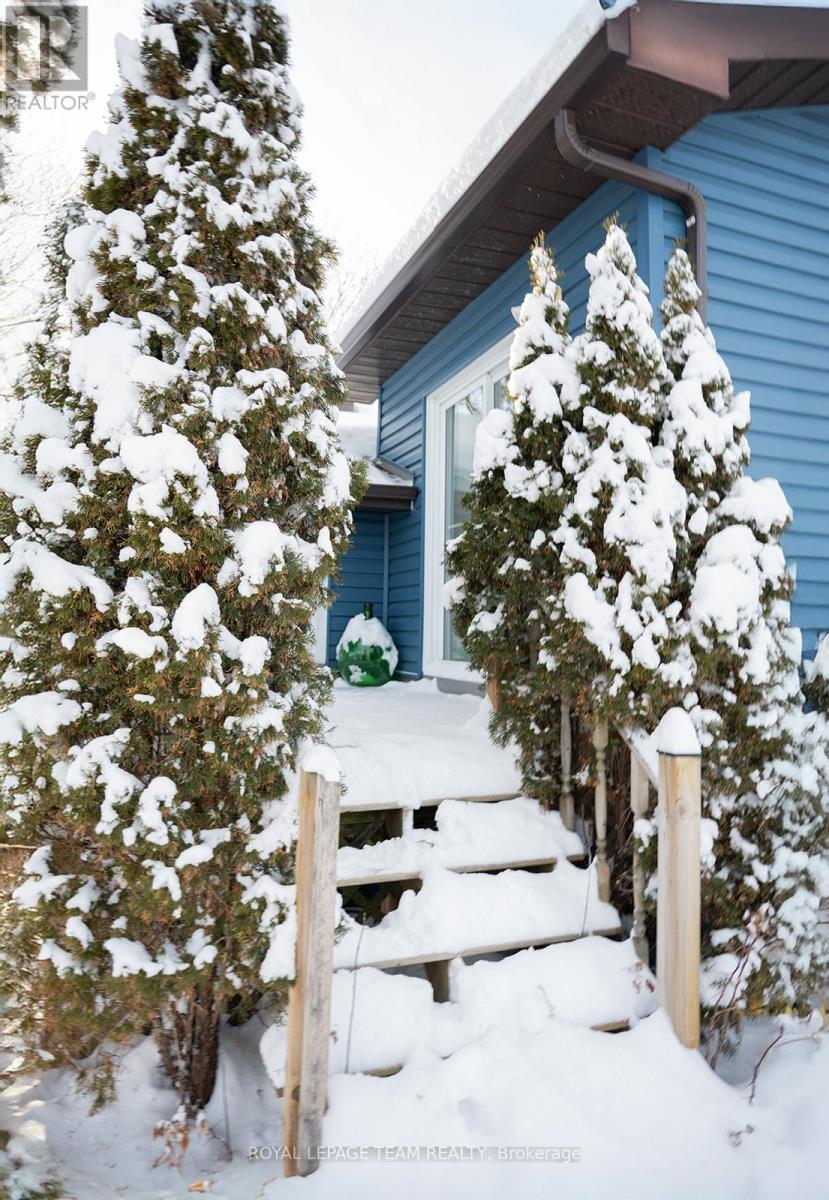 Steps off back deck - 405 Barnes Street, North Grenville, ON - Outdoor